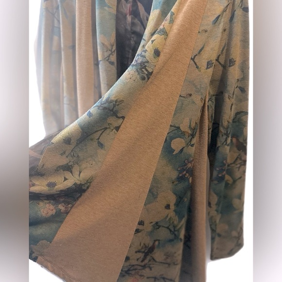 3️⃣for2️⃣5️⃣ Women’s med flowy cardigan, olive green sheer trim, floral pattern - Picture 3 of 4